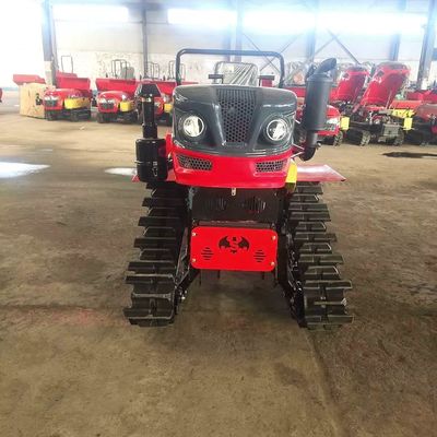 Grands tracteurs de ferme de la CE sarclant les machines agricoles et l'équipement de creusement