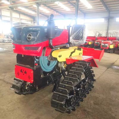 Grands tracteurs de ferme de la CE sarclant les machines agricoles et l'équipement de creusement